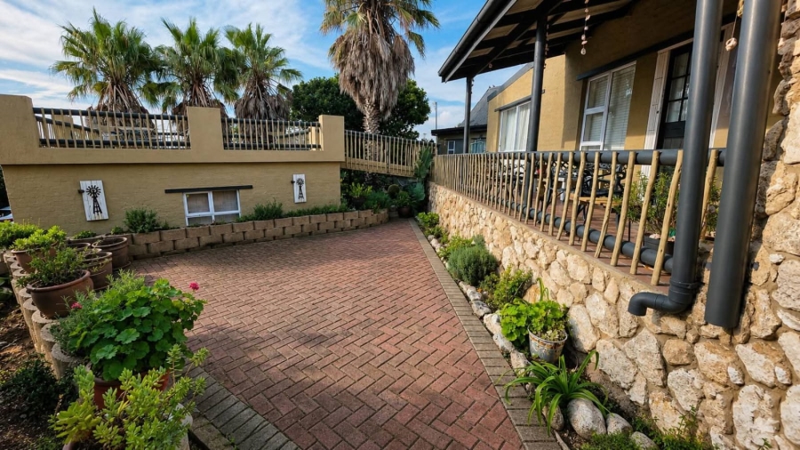 5 Bedroom Property for Sale in Stilbaai Wes Western Cape